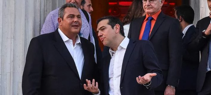 «Σφίγγει» η γραβάτα: Μετά τον Τσίπρα την πέταξε και ο Καμμένος (Εικόνες)